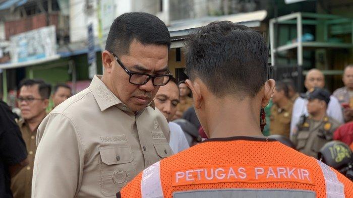 Wali Kota Samarinda, Andi Harun berbincang dengan salah satu juru parkir binaan Dishub Samarinda saat sidak di kawasan Jalan Panglima Batur, Senin (13/1/2025).