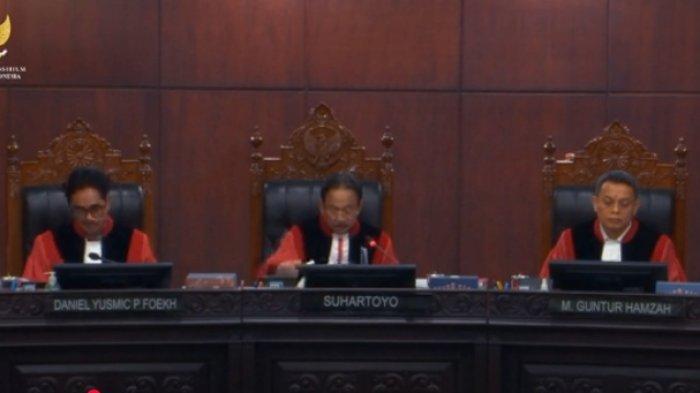 SENGKETA PILKADA KUKAR 2024 - Panel I Mahkamah Konstitusi, Suhartoyo (Ketua Panel), Daniel Yusmic Pancastaki dan Guntur Hamzah. Sidang sengketa Pilkada Kukar 2024, dalam gugatannya, AYL-AZA dan Dendi-Alif singgung masa jabatan cabup petahana yang sudah 2 periode.