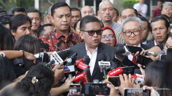 Sekjen PDI Perjuangan Hasto Kristiyanto tiba untuk menjalani pemeriksaan di Gedung KPK, Jakarta, Senin (13/1/2025). Hasto diperiksa sebagai tersangka kasus dugaan suap Pergantian Antarwaktu (PAW) Anggota DPR dan perintangan penyidikan eks kader PDI-P Harun Masiku.
