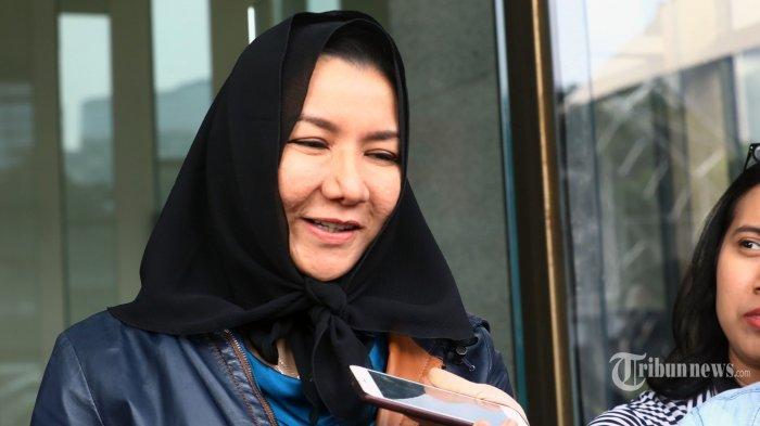 GRATIFIKASI RITA WIDYASARI - Mantan Bupati Kukar, Rita Widyasari mantan Bupati Kutai Kartanegara (Kukar) dua periode (2010-2015) dan (2016–2021) yang ditetapkan sebagai tersangka korupsi oleh KPK. Rita Widyasari pernah jadi Bupati Kukar berapa periode? Kini, uang ratusan miliar dari 52 rekening atas namanya disita KPK.