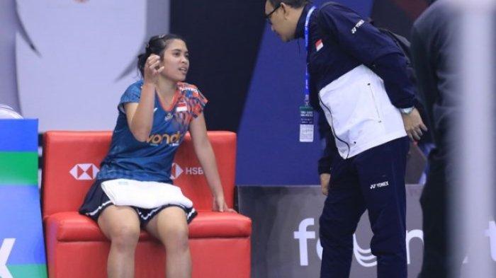 INDIA OPEN 2025 - Tunggal putri Indonesia, Gregoria Mariska Tunjung, berbicara dengan pelatihnya, Imam Tohari, saat tampil pada babak pertama India Open 2025 di Delhi, India, Selasa (14/1/2025). Setelah Jorji, hari ini Rabu (15/1/2025) akan berjuang di babak pertama India Open 2025 termasuk dua debut Dejan/Fadia dan Rinov/Lisa. Cek jadwal badminton India Open 2025, link live streaming dan score.