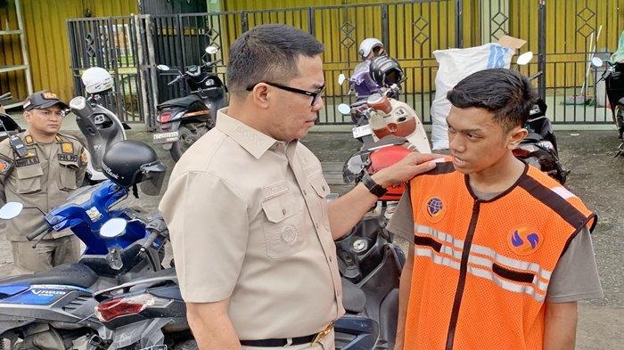 HASIL PARKIR SAMARINDA - Walikota Samarinda, Andi Harun, saat melakukan tinjauan di lapangan beberapa waktu lalu dan berbincang dengan jukir binaan Dishub Samarinda pada (13/1/2025). Saat ini, audit Dishub Samarinda tengah berjalan untuk memastikan transparansi dan efektivitas pengelolaan.