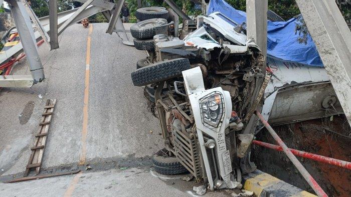 JEMBATAN BUSUI AMBRUK - Truk trailer pengangkut semen yang tabrak Jembatan Busui masih berada di lokasi terakhir. Akibat ditabrak truk semen ini, Jembatan Busui ambruk. Lokasi Jembatan Busui berada di Desa Busui, Kecamatan Batu Sopang, Kabupaten Paser