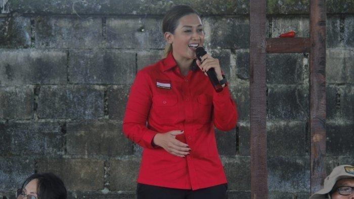 Maria Lestari, anggota DPR RI dari Fraksi PDI Perjuangan. Akhirnya Maria Lestari datang untuk diperiksa Komisi Pemberantasan Korupsi (KPK) pada hari ini, Jumat (17/1/2025) terkait kasus Hasto Kristiyanto.