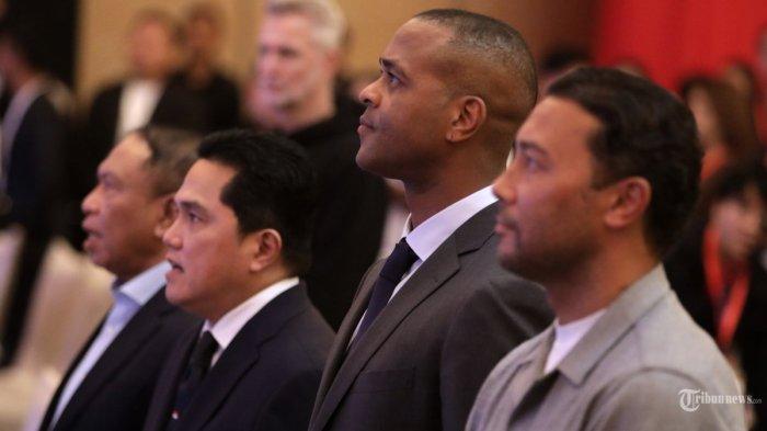 KETUM PSSI - Ketua Umum PSSI Erick Thohir bersama Wakil Ketua Umum PSSI Zainuddin Amali, Pelatih Kepala Timnas Indonesia Patrick Kluivert dan Asisten Pelatih Kepala Denny Landzaat saat konferensi pers di Jakarta, Minggu, (12/1/2025). Pelatih Kepala Timnas Indonesia Patrick Kluivert bersama Asisten Pelatih Denny Landzaat dan Alex Poster resmi resmi diperkenalkan dengan kontrak selama dua tahun untuk menangani Timnas Indonesia menggantikan Pelatih Kepala sebelumnya Shin Tae-yong yang diberhentikan oleh PSSI.