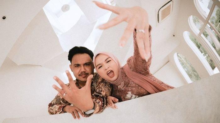 KABAR SALMA NIKAH - Dimansyah Laitupa dan Salma Salsabil saat acara lamaran.