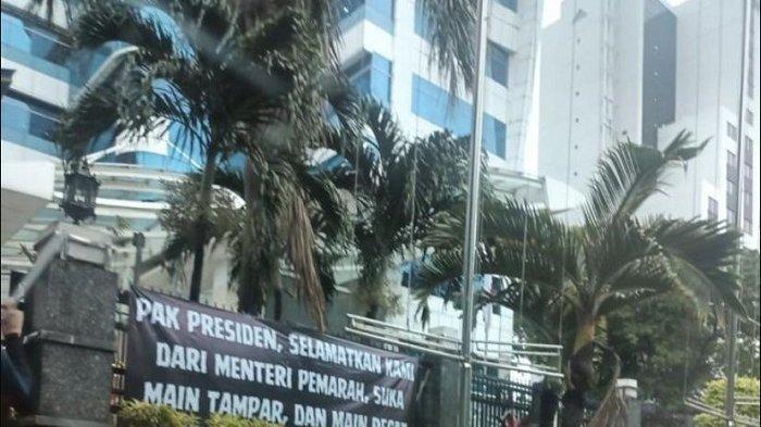 Puluhan pegawai Kemendiktisaintek menggelar aksi demonstrasi mengecam dugaan pemecatan pegawai kementerian di depan Kantor Kemendiktisaintek, Senayan, Jakarta, Senin (20/1/2025).