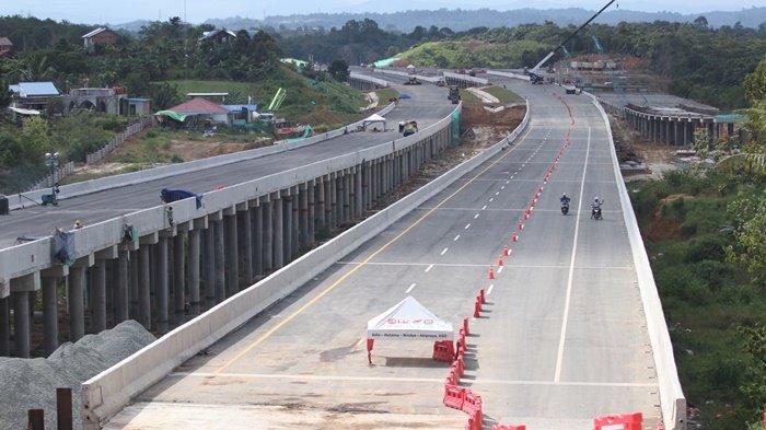 Proyek pengerjaan jalan tol yang menghubungkan IKN dan Bandara SAMS Sepinggan Balikpapan, Senin (20/1/2025).