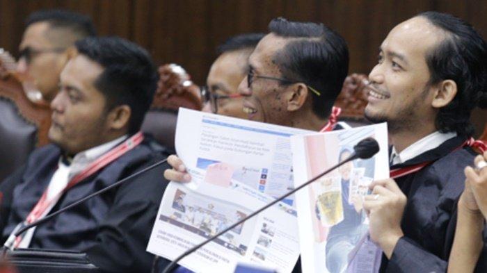 GUGATAN PILKADA KALTIM - Agus Amri bersama rekannya Muhammad Faisal selaku kuasa hukum paslon nomor urut 2 Pilkada Kaltim, Rudy Mas’ud–Seno Aji, saat memperlihatkan bukti–bukti dalam persidangan di MK pada Selasa (21/1/2025) hari ini.