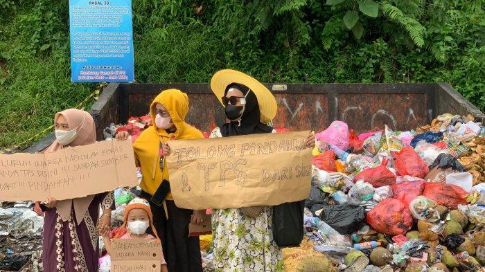 KELUHKAN BAU SAMPAH - Warga Perumahan BPK Samarinda gelar aksi protes di depan TPS kompleks mereka, Rabu (22/1/2025). Sampah yang membludak hingga memenuhi setengah jalan memicu keresahan. Warga menuntut solusi cepat dari pemerintah. Menurut penjelasan warga, sejak mereka melaporkan kejadian tersebut ke lurah dan camat setempat, sampah tersebut langsung dibersihkan.