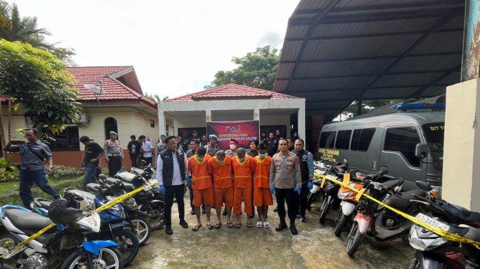 SINDIKAT CURANMOR KALTIM - Polisi berhasil mengamankan beberapa unit motor hasil curian dan menetapkan para tersangka melanggar pasal pencurian dengan pemberatan, Rabu (22/1/2025). Kasubdit Jatanras Polda Kaltim, Kompol Agta Bhuawana Putra, menjelaskan bahwa aksi pencurian ini terjadi di berbagai lokasi dalam kurun waktu yang berbeda.