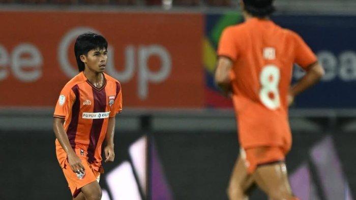 KONTRIBUSI- Gelandang Borneo FC, Dwiki Hardiansyah berusaha melewati adangan bek Kaya FC Iloilo FC pada pertandingan Grub B Asean Club Championship (ACC) di Stadion Kapten I Wayan Dipta Bali, Kamis (23/1/2025) . Gol pamungkas Dwiki Hardiansyah berhasil menangkan Borneo FC 2-1 yang bermain dengan 10 orang. TRIBUNKALTIM.CO/HO/BORNEO FC SAMARINDA