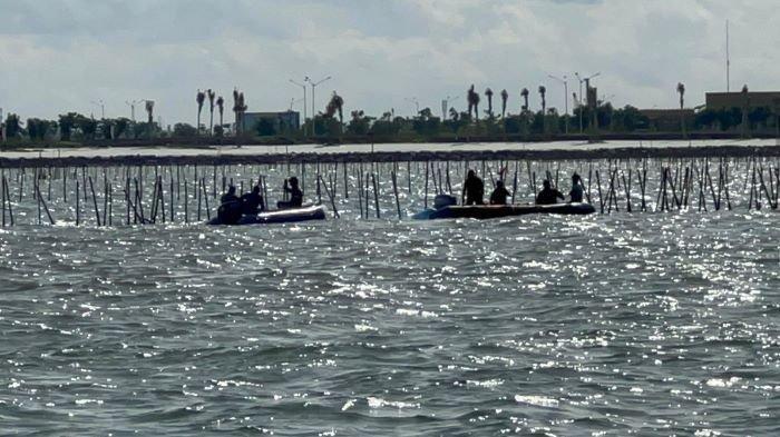 PAGAR LAUT TANGERANG - Pagar bambu yang membentang di laut Tangerang sepanjang 30,16 km menjadi kontroversi, akhirnya dibongkar pada Sabtu (18/1/2025).
