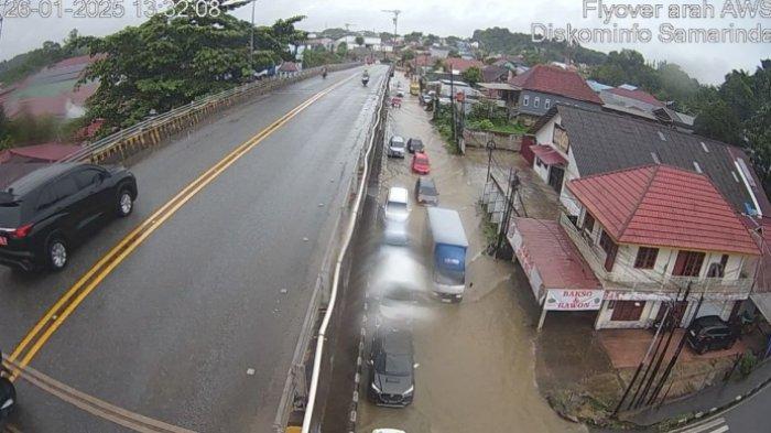 BANJIR DI SAMARINDA - Banjir di Kota Samarinda sebabkan banyak titik terendam, Minggu (26/1/2025). Kondisi Fly Over Juanda Samarinda dari pantauan CCTV online Samarinda. Hujan deras yang mengguyur sejumlah wilayah di Kaltim menyebabkan banjir di Samarinda dan Kutim. Warga Desa Masabang terpaksa tidur di perahu