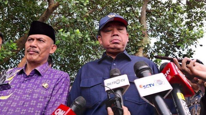 PAGAR LAUT TANGERANG - Menteri ATR Nusron Wahid saat meninjau lokasi lahan pagar laut yang sudah memiliki SHM dan SHGB di Desa Kohod, Kecamatan Pakuhaji, Kabupaten Tangerang, Banten, Jumat (24/1/2205).
