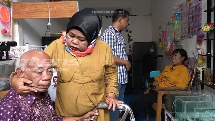 PAK TARNO MENANGIS - Tangis pak Tarno terdengar kencang saat istri tuanya, Sariyah menjemput pulang sang suami pada Senin (20/1/2025) silam.