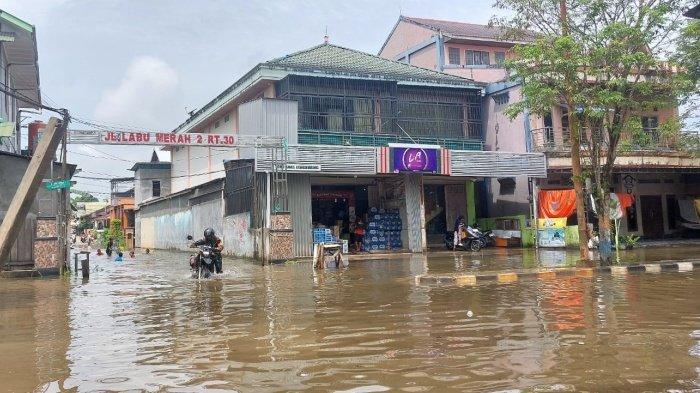 KONDISI BANJIR SAMARINDA - Situasi di Bengkuring, Samarinda, Kalimantan Timur, Selasa (28/1/2025). Hingga hari ini, Rabu (29/1/2025) Bengkuring menjadi salah satu wilayah di Samarinda yang terendam banjir. Kondisi terkini banjir Samarinda yang semakin meluas. 5 kecamatan terendam. Pemkot siapkan dapur umum dan pos kesehatan
