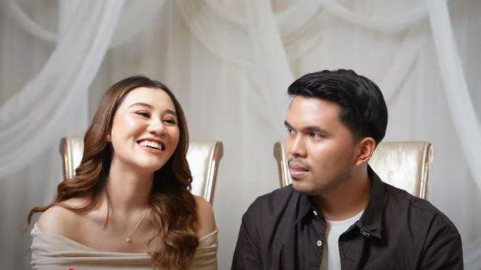 AALIYAH MASSAID HAMIL - Cuplikan atau tangkapan layar di YouTube Atta Halilintar. Aaliyah Massaid menceritakan pertama kali tahu dirinya hamil anak Thariq Halilintar, kini usia kandungan 4 bulan. Thariq beber Aaliyah tak ngidam aneh-aneh, hanya ingin buah ini.