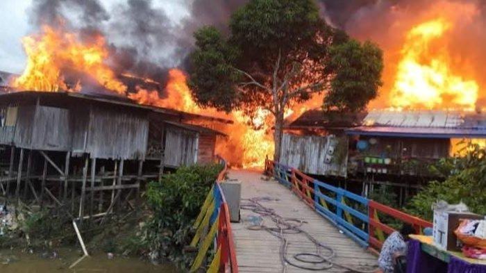 DUA DESA TERBAKAR - Situasi Kebakaran di Desa Batu Timbau dan Batu Timbau di Kecamatan Batu Ampar, Kabupaten Kutai Timur, Provinsi Kalimantan Timur pada Kamis (30/1/2025). Api berhasil dipadamkan pada pukul 20.00 Wita. Kebakaran di 2 desa ini menghanguskan 108 rumah. (Ist/Disdamkar Kutai Timur)