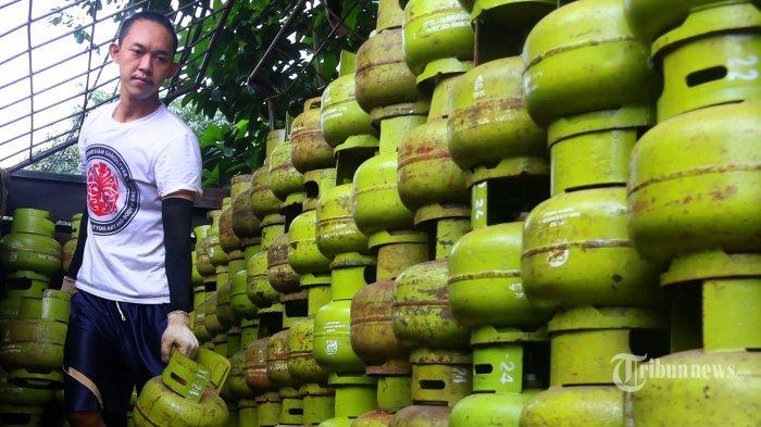 PANGKALAN GAS ELPIJI - Potret gas elpiji 3 kilogram. Hari ini, gas elpiji 3 kg tidak boleh lagi dijual bebas oleh pengecer, ini cara menjadi pangkalan resmi. (TRIBUNNEWS/IRWAN RISMAWAN)