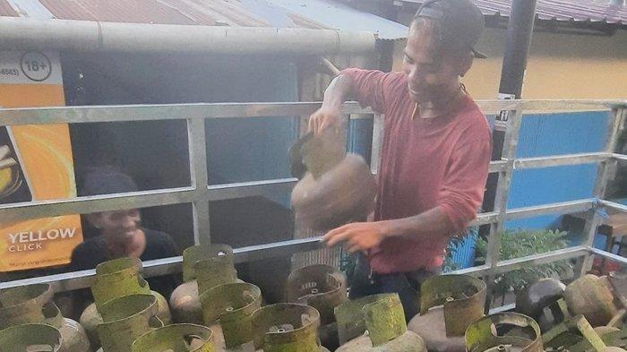 LPG 3 KG - Para petugas penyalalur tabung 3 kilogram tengah melakukan bongkar muat di salah satu pangkalan tabung gas resmi di wilayah Sempaja, Kecamatan Samarinda Utara, foto diambil pada Juni 2024 lalu. Viral elpiji 3 kg di Samarinda langka dan harga melambung Rp 50 ribu. (Tribunkaltim.co/Nevrianto)