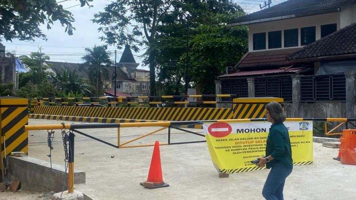 JEMBATAN WIKA DITUTUP - Pantauan Jembatan Tamansari Bukit Mutiara 1 WIKA di Balikpapan ditutup sementara, Selasa (4/2/2025). Penutupan ini dilakukan karena masih ada aspek teknis yang belum terpenuhi, seperti rambu lalu lintas dan penerangan yang kurang memadai. (TRIBUNKALTIM.CO/MOHAMMAD ZEIN RAHMATULLAH)