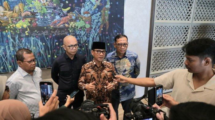HASIL SURVEI MENTERI - Menteri Desa dan Pembangunan Daerah Tertinggal (Mendes PDT) Yandri Susanto dalam acara Launching Aplikasi Pengadaan Real Time Monitoring Village Management Funding Kejaksaan Republik Indonesia di Semarang, Jumat (7/2/2025). Survei terbaru dari The Republic Institute menempatkan Menteri Desa, Pembangunan Daerah Tertinggal (Mendes PDT) Yandri Susanto sebagai salah satu menteri dengan kinerja terbaik, yang dirilis Kamis (6/2/2025).(DOK. Humas Kemendesa PDT)
