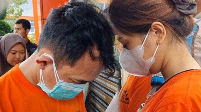 VISKA DHEA VIRAL - selebgram Krian Sidoarjo, Viska Dhea Ramadhani (27) dan Iclas Budhi Pratama (33) digelandang di Markas Polres Gresik, Rabu (5/2/2025). Rekaman video berhubungan layaknya suami istri selebgram Viska dan Iclas dipergoki istri pemeran pria setelah viral di medsos. Kini, kedua pemeran itu berstatus tersangka dugaan perzinaan dan asusila dan terancam denda ratusan juta. (SURYAMALANG/WILLY ABRAHAM)