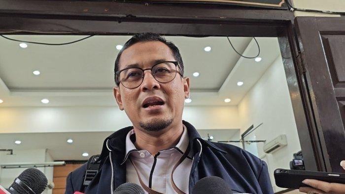 SIDANG PRAPERADILAN HASTO -KPK mengungkapkan besok akan membawa ponsel yang disita menjadi bukti di persidangan praperadilan Hasto Kristiyanto di PN Jakarta Selatan, pada Selasa (10/2/2025). Plt. Kepala Biro Hukum KPK, Iskandar Marwanto menyatakan pihaknya juga akan membawa 4 ahli ke persidangan. (Tribunnews/ Rahmat Nugraha).