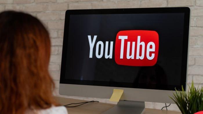 YOUTUBE SUDAH USANG - Ilustrasi YouTube yang diolah melalui aplikasi Canva, Senin (10/2/2025). Berikut alasan kenapa YouTube usang di Android maupun iOS, cara memulihkannya dengan mudah. (Canva, 2025)