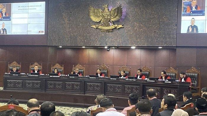 SIDANG SENGKETA PILKADA - Mahkamah Konstitusi (MK) menggelar sidang pengucapan putusan dismissal sengketa hasil Pilkada 2024 di Gedung MK, Jakarta Pusat, Selasa (4/2/2025). Senin (10/2/2025) hari ini MK akan melanjutkan sidang pembuktian terhadap sengketa Pilkada, salah satunya untuk Aceh Timur. Saksi mengungkap deklarasi kepala desa dan coblos ilegal. (TRIBUNNEWS/Danang Triatmojo)