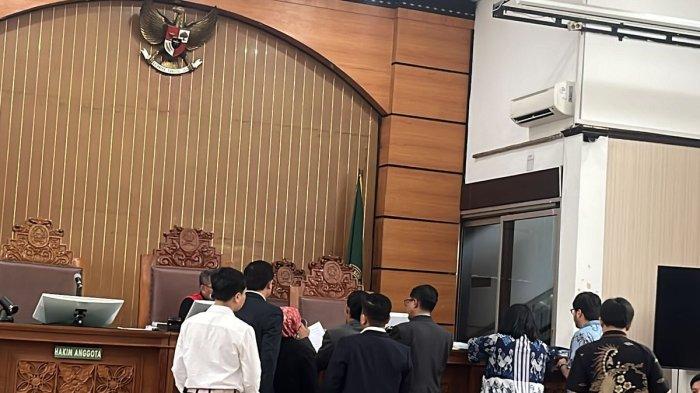 SIDANG PRAPERADILAN HASTO - Perdebatan antara tim kuasa hukum Sekretaris Jenderal (Sekjen) Partai Demokrasi Indonesia Perjuangan (PDI-P) Hasto Kristiyanto dan tim biro hukum Komisi Pemberantasan Korupsi (KPK) dalam sidang praperadilan, Selasa (11/2/2025).(KOMPAS.com / IRFAN KAMIL)