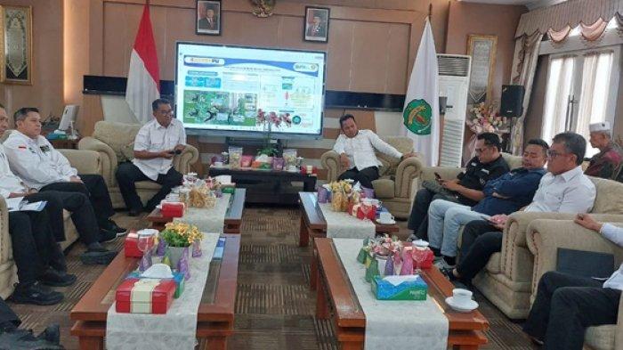BENDUNGAN MARANGKAYU: Pertemuan Pj Gubernur Akmal Malik bersama Gubernur Kaltim terpilih, Rudy Mas'ud dan sejumlah pemangku kebijakan di ruang VVIP Rumah Jabatan Gubernur Kaltim, Rabu (12/2/2025). Konsolidasi ini membahas persoalan Bendungan Marangkayu yang menggantung selama 18 tahun berjalan.(TRIBUNKALTIM.CO/RITA LAVENIA)