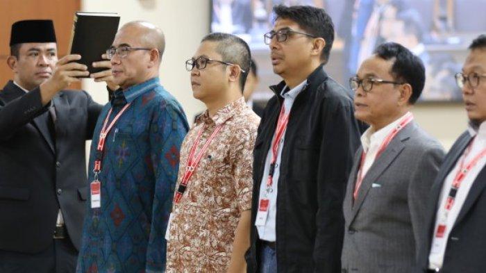 SENGKETA PILKADA KUKAR - Para Ahli yang diambil sumpah pada sidang Mendengarkan Keterangan Saksi/Ahli perkara nomor 195/PHPU.BUP-XXIII/2025 PHPU Bupati Kabupaten Kutai Kartanegara di Ruang Sidang Gedung 2 MK, pada Kamis (13/02/2025). Dalam sidang sengketa hari ini, masa jabatan Calon Bupati Edi Damansyah menjadi kontroversi. (www.mkri.id/Humas Mahkamah Konstitusi/Ifa)
