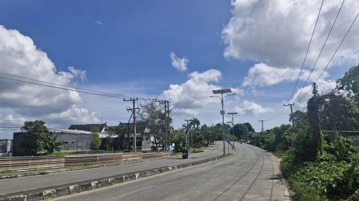 RAWAN TINDAK KRIMINAL - Kawasan Jalan Arif Rahman Hakim, Kilometer 3, Kelurahan Belimbing, Bontang Barat, Sabtu (15/2/2026). Jalan ini kembali sorotan publik setelah kasus perampokan menimpa salah seorang warga sekitar. Kebutuhan kamera pengawas atau CCTv semakin mendesak, untuk menekan angka kriminal. (TRIBUNKALTIM.CO/MUHAMMAD RIDWAN)