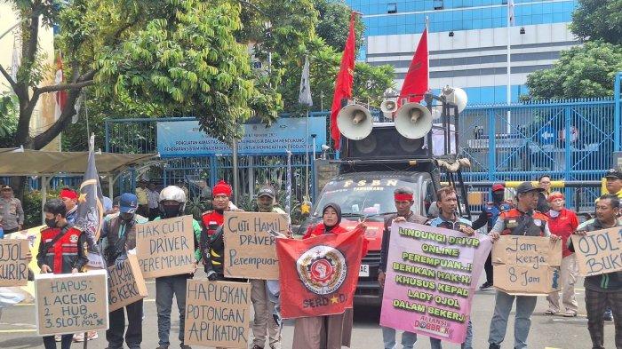 DEMO OJOL 2025 - Sejumlah pengemudi ojek online (ojol) berdemonstrasi di depan gedung Kementerian Ketenagakerjaan (Kemenaker), Jalan Gatot Subroto, Kuningan Timur, Setiabudi, Jakarta Selatan, Senin (17/2/2025). Wamenaker akan perjuangkan driver Ojol untuk mendapatkan THR dalam bentuk uang tunai. (KOMPAS.com/BAHARUDIN AL FARISI)