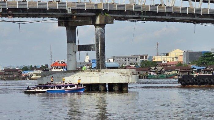 JEMBATAN MAHAKAM SAMARINDA - Kepala BBPJN Kaltim bersama jajaran didampingi KSOP dan jajaran Satpolairud Polresta Samarinda saat pengecekan ke kolong Jembatan Mahakam, Kota Samarinda, Kalimantan Timur, Senin (17/2/2025). Tepatnya di pilar 2 dan 3 yang mengalami kerusakan usai Jembatan Mahakam ditabrak kapal tongkang pada Minggu (16/2/2025) kemarin.(TRIBUNKALTIM/MOHAMMAD FAIROUSSANIY)