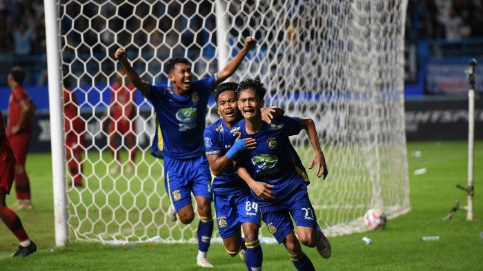 PERSIBA CETAK GOL - Persiba Balikpapa vs NZR Sumbersari di Liga 2, Rabu (19/2/2025). Lorensius Amanat Sabda berlari ke sisi sebelah gawang diikuti pemain lain merayakan gol yang baru tercipta usai Persiba Balikpapan menang atas NZR Sumbersari dengan skor 2 - 1.