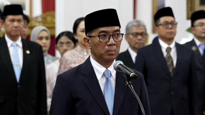 RESHUFFLE KABINET PRABOWO - Mendikti Saintek Brian Yuliarto saat dilantik Presiden Prabowo Subianto di Istana Negara, Jakarta, Rabu (19/2/2025). Berikut daftar pejabat yang dilantik sore ini oleh Prabowo (KOMPAS.com/Ardito Ramadhan)