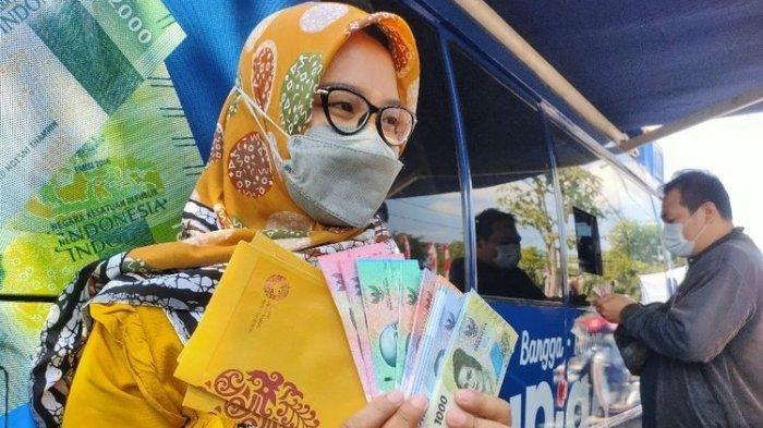 PENUKARAN UANG BARU - Warga menunjukan 7 pecahan uang rupiah baru tahun emisi 2022 usai menukarkan uang lamanya di mobil kas keliling KPw Bank Indonesia Tegal, di kawasan Alun- alun, Kota Tegal, Jawa Tengah, Jumat (19/8/2022). Bank Indonesia (BI) membuka layanan penukaran uang baru dalam program Semarak Rupiah Ramadhan dan Berkah Idul Fitri (Serambi) mulai pada 3-27 Maret 2025. (Kompas.com/Tresno Setiadi)