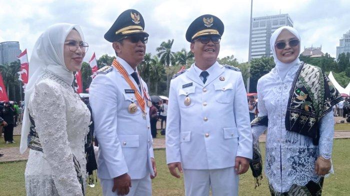 PELANTIKAN WALI KOTA – Wali Kota Balikpapan Rahmad Mas’ud didampingi istri dan Wakil Wali Kota Bagus Susetyo bersama seusai prosesi pelantikan di Istana Jakarta, Kamis (20/2/2025). Pelantikan ini menandai awal kepemimpinannya dengan fokus pada perbaikan infrastruktur dan peningkatan layanan birokrasi. (TRIBUNKALTIM.CO/MOHAMMAD ZEIN RAHMATULLAH)