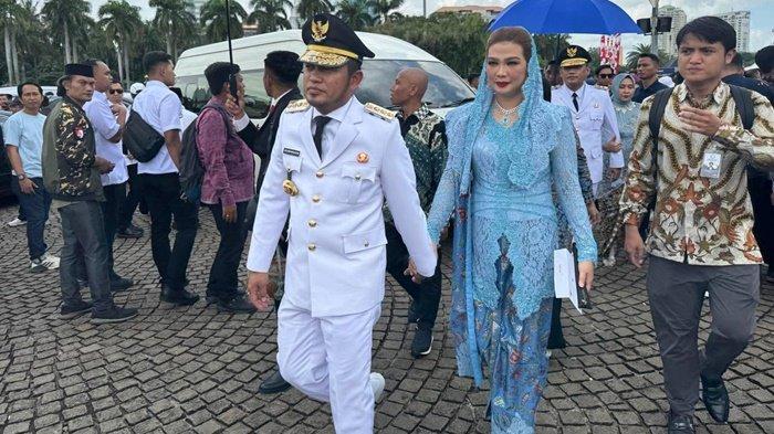 PELANTIKAN GUBERNUR KALTIM - Rudy Mas'ud didampingi istri tercinta saat pelantikan gubernur dan wakil gubernur Kalimantan Timur di Istana Negara, Jakarta, Kamis (20/2/2025). Selama masa kepemimpinannya bersama Seno Aji, dirinya berkomitmen akan mengayomi seluruh masyarakat Kaltim tanpa terkecuali.(HO/ADPIM PEMPROV KALTIM)