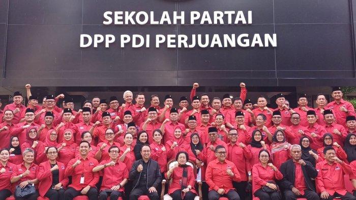 KEPALA DAERAH PDIP - Ketua Umum PDI-P Megawati Soekarnoputri foto bersama jajaran pengurus DPP dan 177 kadeenya yang terpilih sebagai kepala daerah di Sekolah Partai, Jakarta Selatan, Rabu (19/2/2025).Megawati instruksikan kepala daerah PDI tidak ikut retreat, cek daftar nama Gubernur, Bupati, Walikota Terpilih dan jumlah kepala daerah dari PDIP.