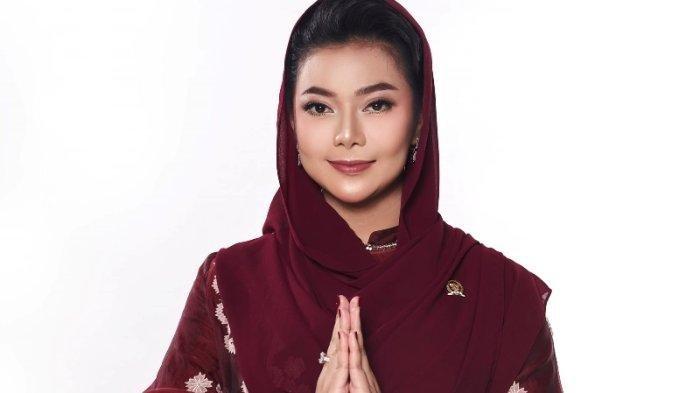 RETREAT KEPALA DAERAH - Potret Paramitha Widya, Bupati Brebes yang diolah dari akun FB Paramitha Widya Kusuma via TribunManado. Paramitha merupakan salah satu kepala daerah dari PDIP yang tetap ikut retreat kepala daerah 2025. (Akun Facebook Paramitha Widya Kusuma via TribunManado)