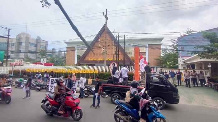 DEMO DI SAMARINDA - Puluhan pekerja Terasa Samarinda yang belum dibayar upahnya bersama TRC PPA Korwil Kaltim melakukan demo di depan Kejari Samarinda, Kamis (27/2/2025). Mereka meminta Kejari Samarinda mengusut tuntas permasalahan pada proyek Teras Samarinda.(TRIBUNKALTIM.CO/GREGORIUS AGUNG SALMON)