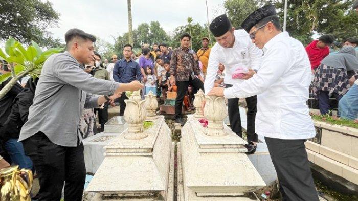 ZIARAH KUBUR - Gubernur Kalimantan Timur, Rudy Mas'ud bersama Walikota Balikpapan, Rahmad Mas'ud melakukan ziarah makam kedua orang tuanya setelah menjalani Retreat kepala daerah di Magelang, Jawa Tengah. (TribunKaltim.co/DWI ARDIANTO)