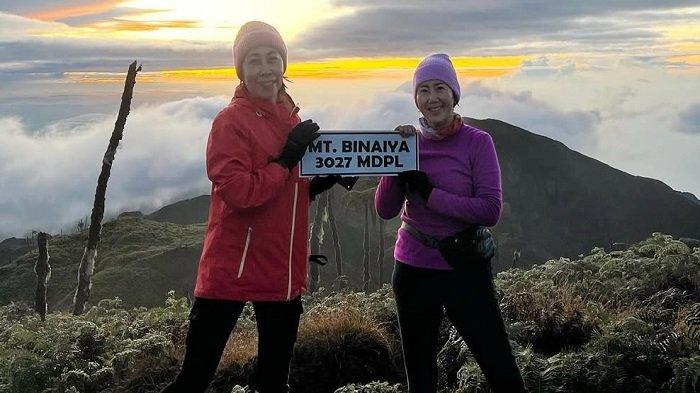 PENDAKI GUNUNG MENINGGAL - Tangkapan layar melalui Instagram Elsa Laksono, @explorewithelsa, Minggu (2/3/2025). Inilah kisah persahabatan pendaki senior Lilie Wijayanti dan Elsa Laksono yang meninggal dunia di Puncak Cartenz, Papua Tengah. (Instagram/@explorewithelsa)