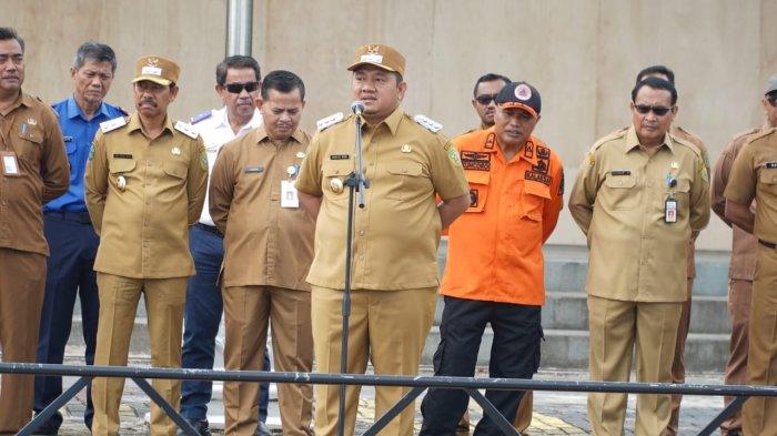 APEL PERDANA - Bupati Mudyat Noor langsung pimpin apel gabungan pada hari perdananya masuk kantor, Senin (3/3/2025). Bupati Penajam Paser Utara (PPU) Mudyat Noor resmi berkantor, setelah mengikuti retret di Magelang selama kurang lebih seminggu. (TRIBUNKALTIM.CO/HO/HUMAS PEMKAB PPU)