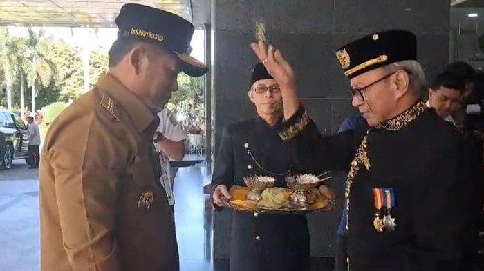 PERDANA BERKANTOR - Gubernur Kaltim, Rudy Mas'ud disambut prosesi adat Tepung Tawar saat perdana menginjakkan kaki di Kantor Gubernur Kaltim, Jalan Gajah Mada, Kota Samarinda, Senin (3/3/2025). Tepung Tawar menjadi doa agar pemimpin Kaltim diberi keselamatan dalam menjalankan amanah masyarakat.(TRIBUNKALTIM.CO/RITA LAVENIA)