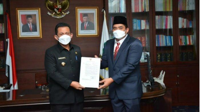 KEPALA DAERAH - Gubernur Kepulauan Riau Ansar Ahmad (kiri) menunjuk Wakil Bupati Bintan Roby Kurniawan menjadi Pelaksana Tugas Bupati Bintan, Senin (23/8/2021).
